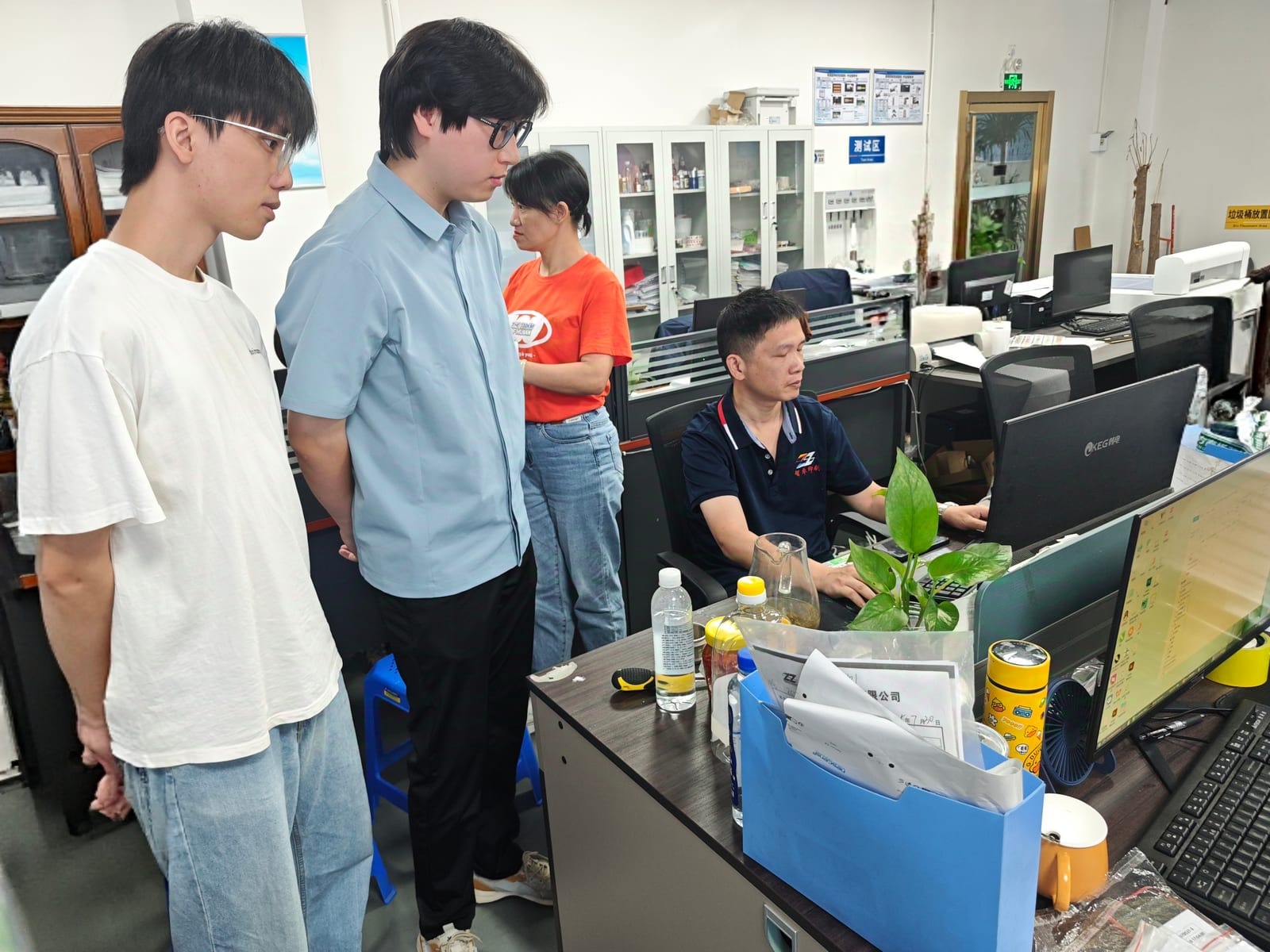 技术团队与企业负责人进行技术交流